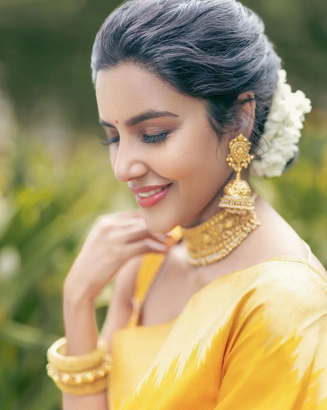 Cute and sexy photos | Priya Anand very sizzling Hot photos yellow Saree