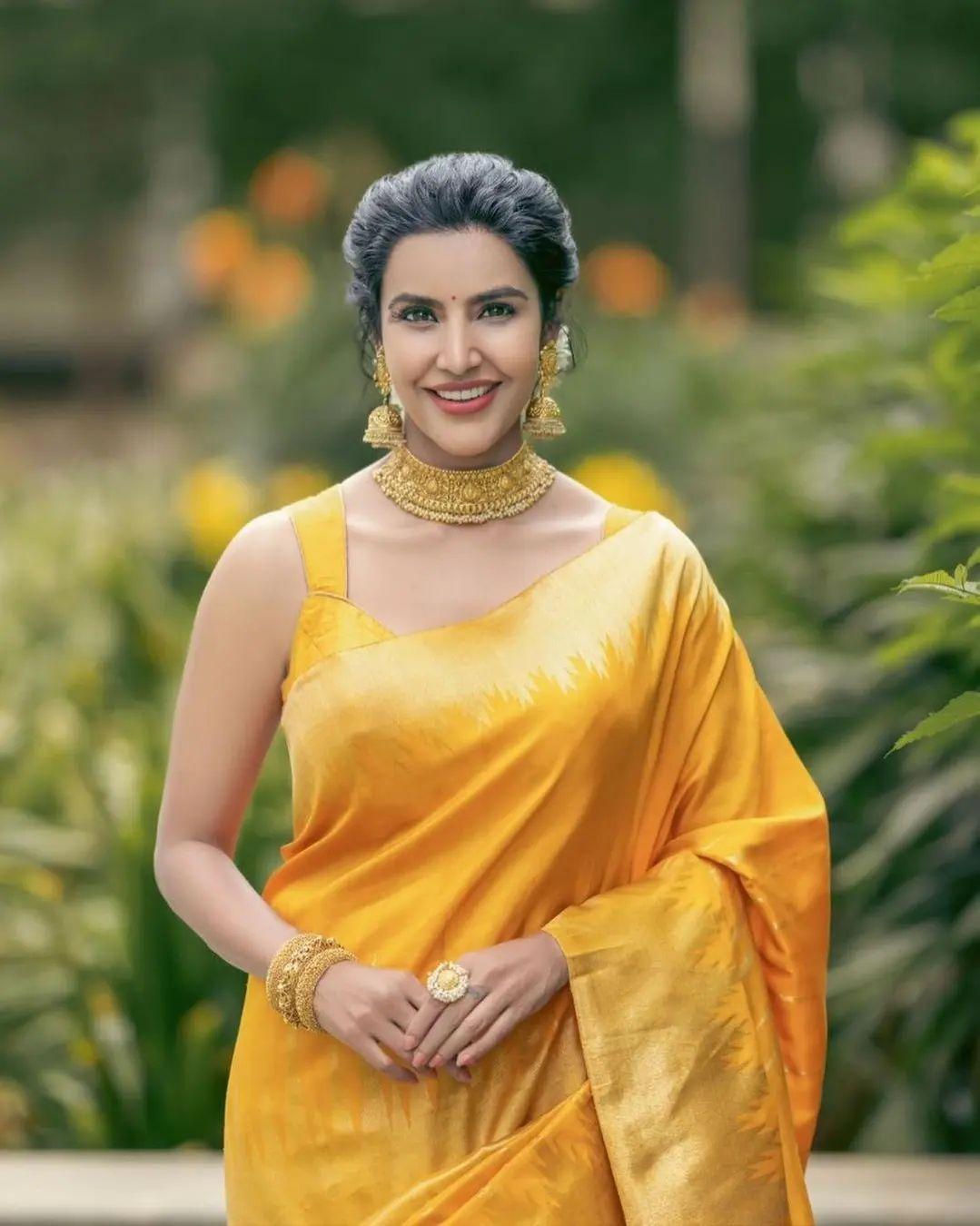 Saree hot photos gallery| Priya Anand very sizzling Hot photos yellow Saree