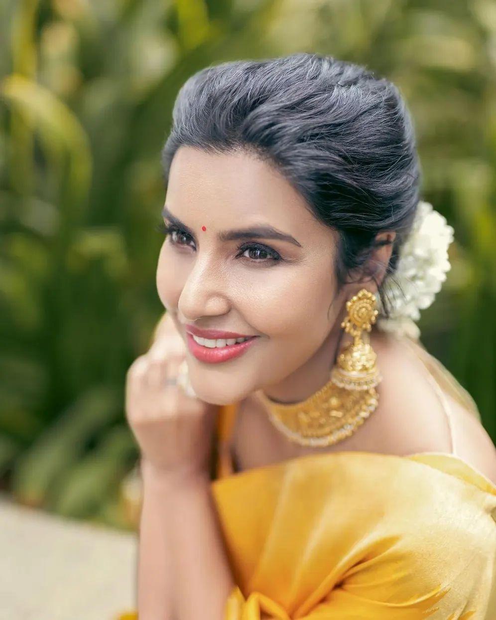 South Indian Actress hot stills | Priya Anand very sizzling Hot photos yellow Saree