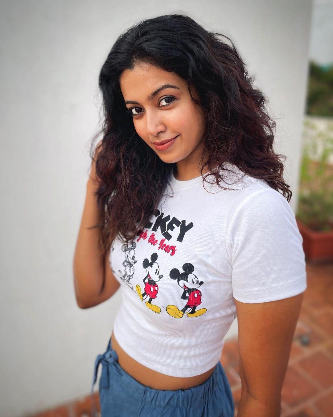 Beautiful and glamours photos | Roshni Haripriyan very sexy and cute picture