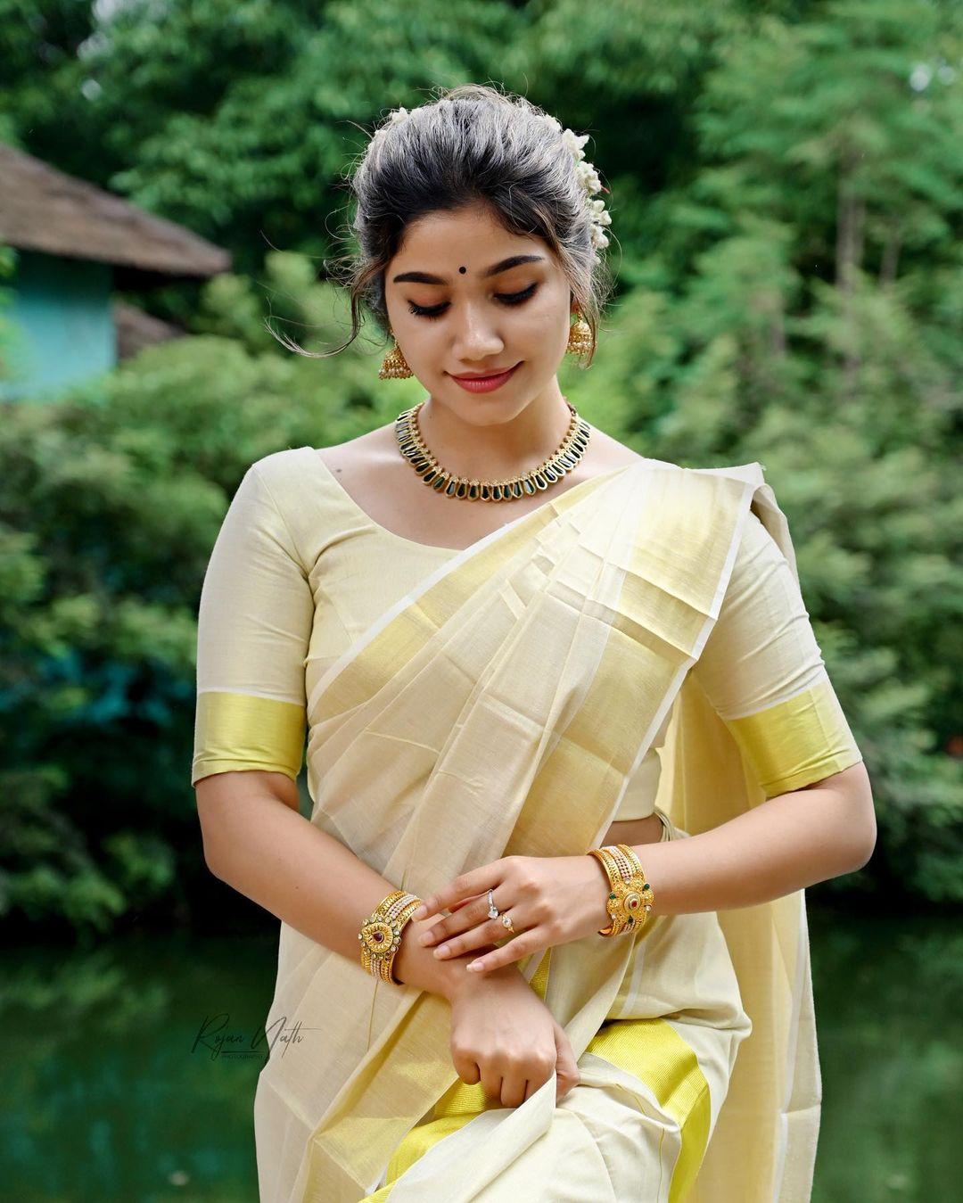 Cute and sexy photoshoot | Jasnya jayadeesh latest very glamours and cute picture