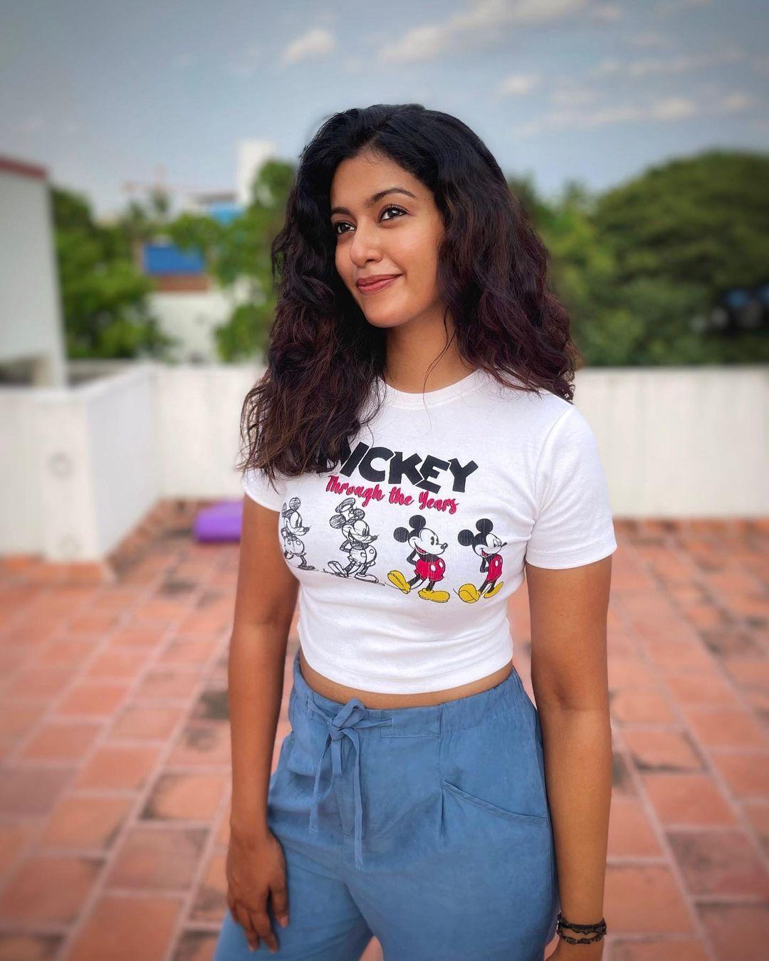 Cute and sexy photoshoot| Roshni Haripriyan very sexy and cute picture