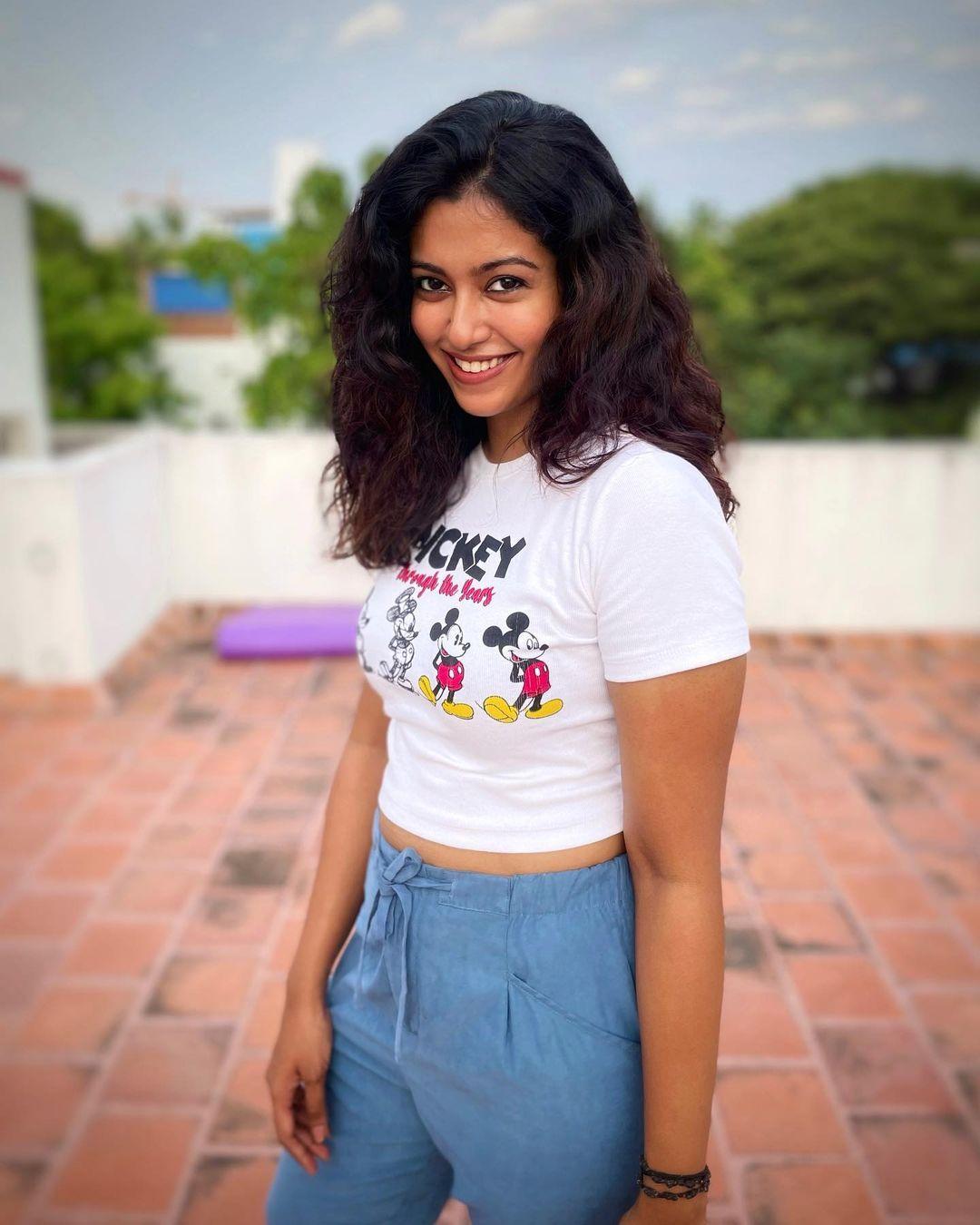 Exclusive hot and spicy stills | Roshni Haripriyan very sexy and cute picture