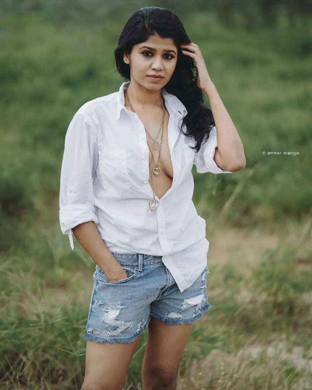 Exposing hot photos | Anju Krishna exposing hot cleavage photos gallery