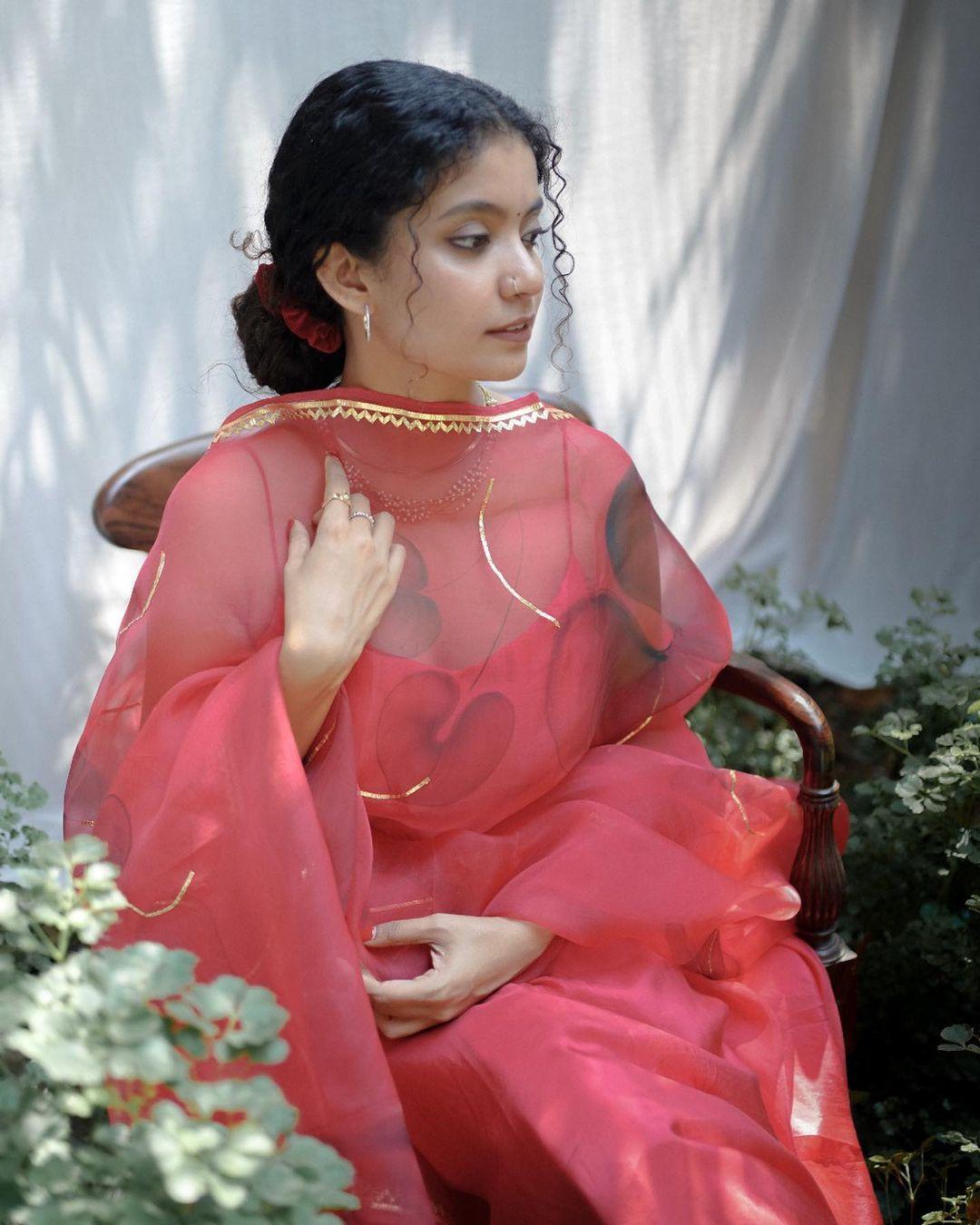 Exposing very hot photos | Anna Ben exposing Cleavage in transparent dress