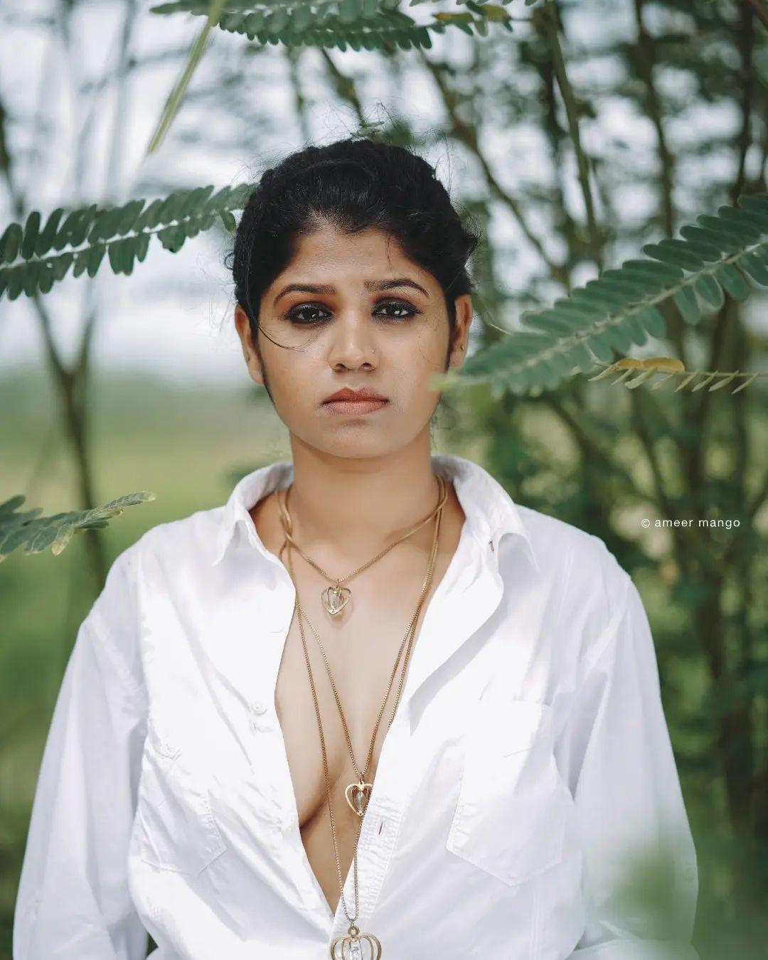 Glamorous and cute stills | Anju Krishna exposing hot cleavage photos gallery