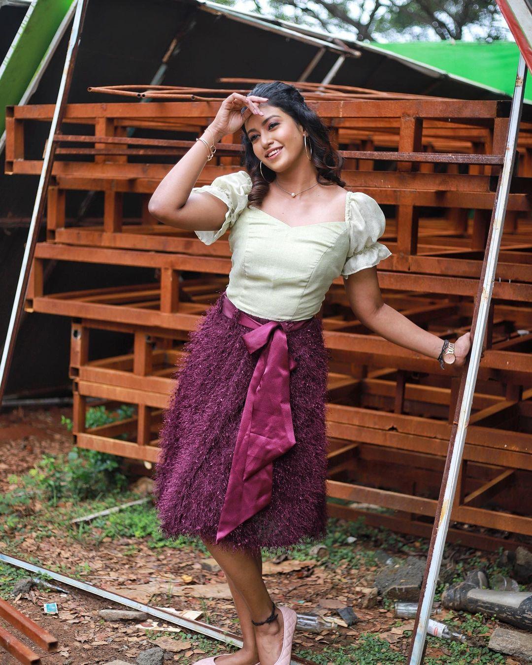 Hot and spicy photos gallery | Roshni Haripriyan very stylish and spicy photos gallery
