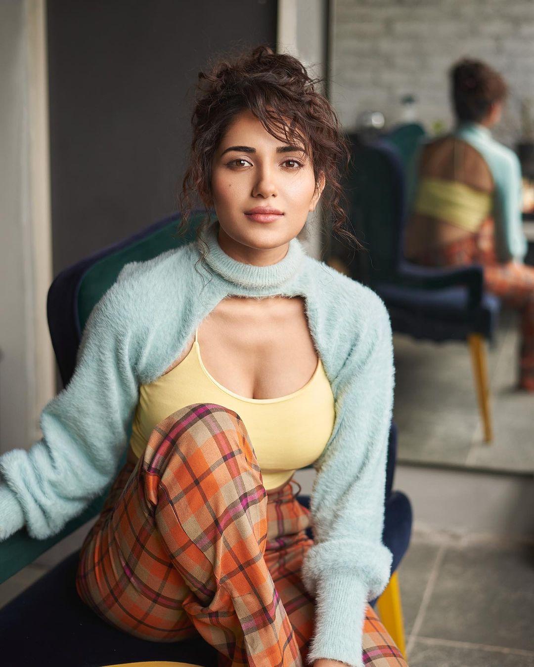 Looking very glamours photos | Ruhani Sharma exposing very hot and sexy photos