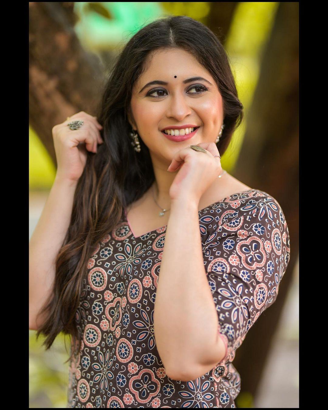 Marathi actress hot photos | Gayatri Datar very stylish and glamours photos