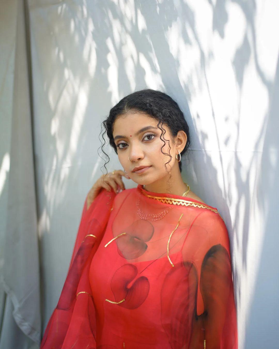 South Indian Actress hot photos | Anna Ben exposing Cleavage in transparent dress
