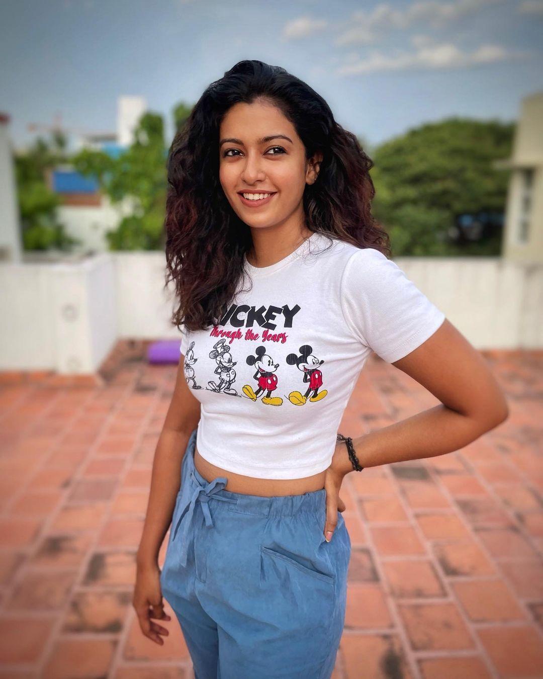 Stylish and glamours photos | Roshni Haripriyan very sexy and cute picture