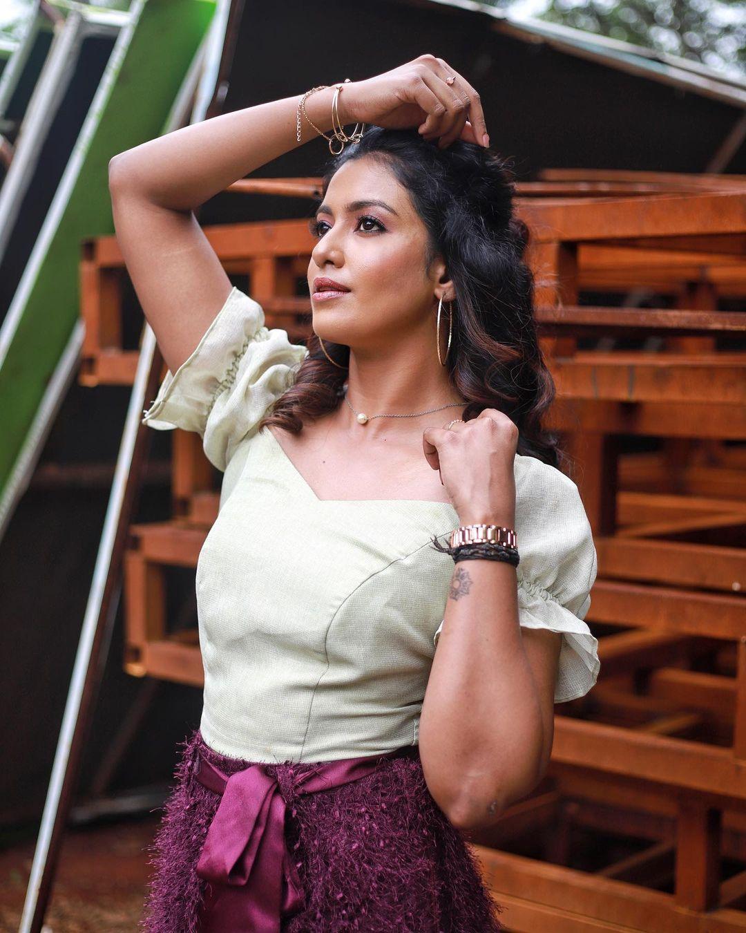 Very hot and spicy stills | Roshni Haripriyan very stylish and spicy photos gallery