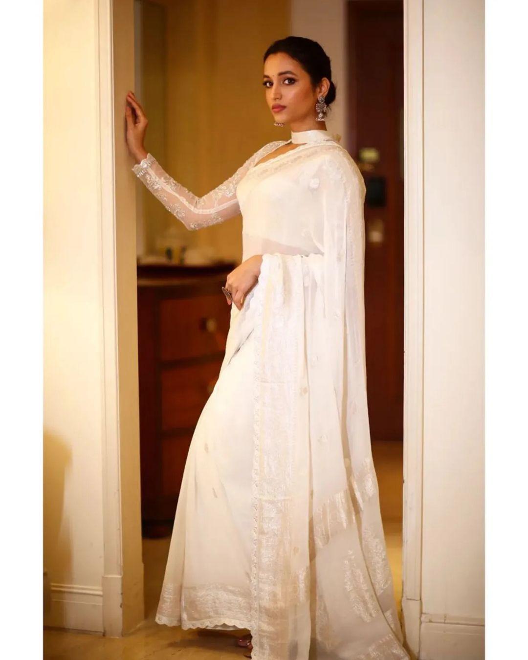 Beautiful and sexy stills | Srinidhi Shetty in stylish and glamorous photos in white saree