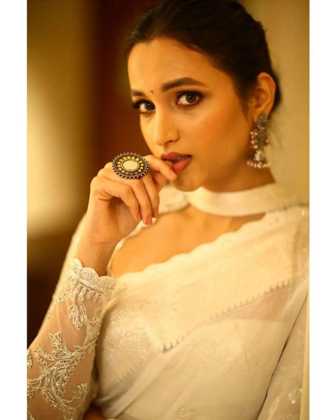 KGF actress hot photos | Srinidhi Shetty in stylish and glamorous photos in white saree