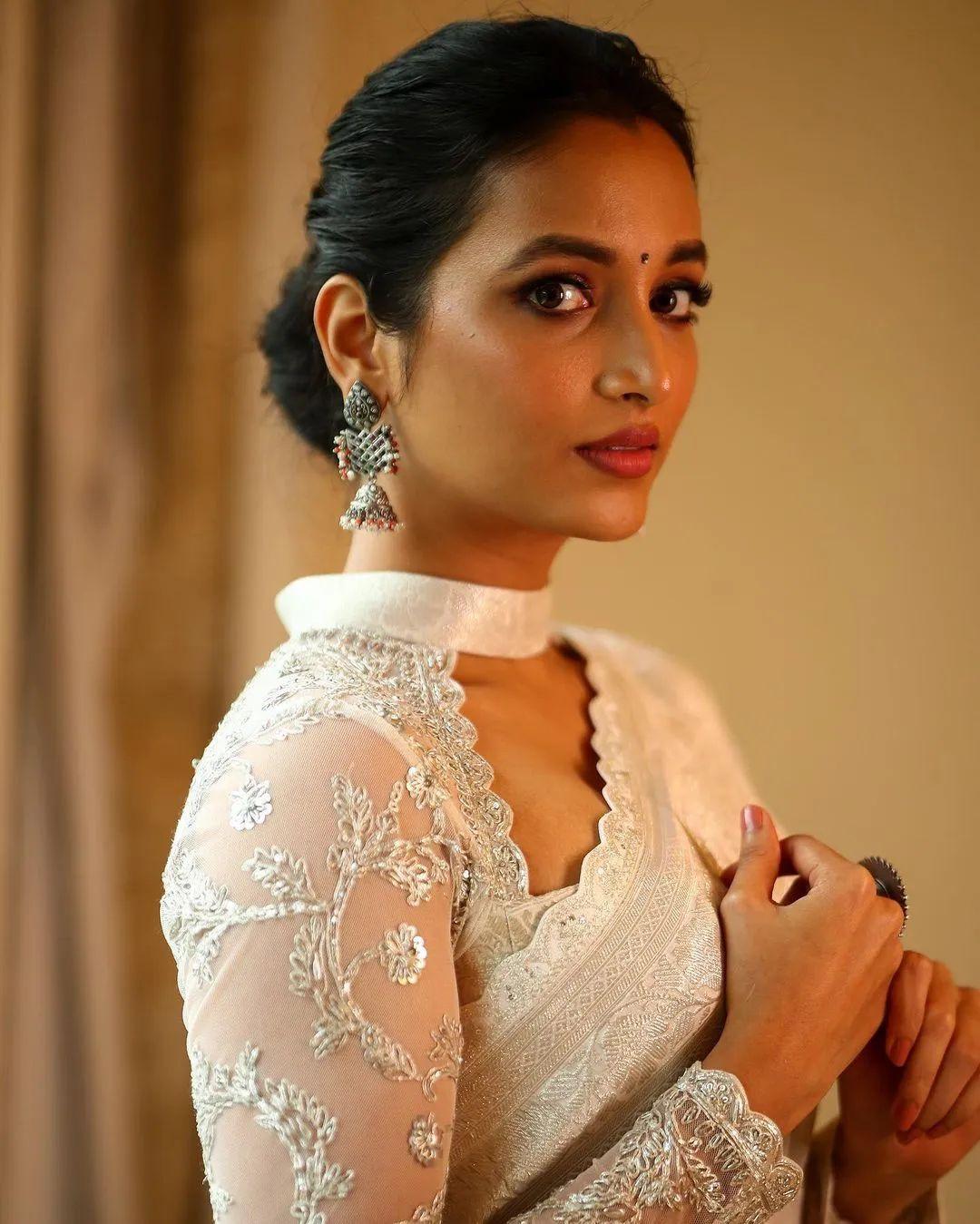 Saree hot and sexy photoshoot | Srinidhi Shetty in stylish and glamorous photos in white saree