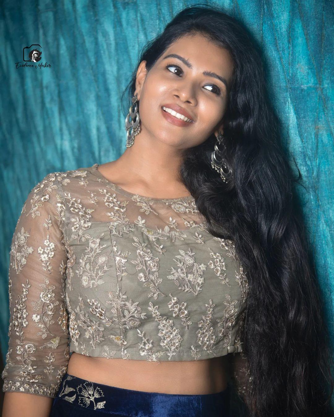Beautiful and glamours photos | Dhivya Dhuraisamy in lehanga hot and sexy photoshoot