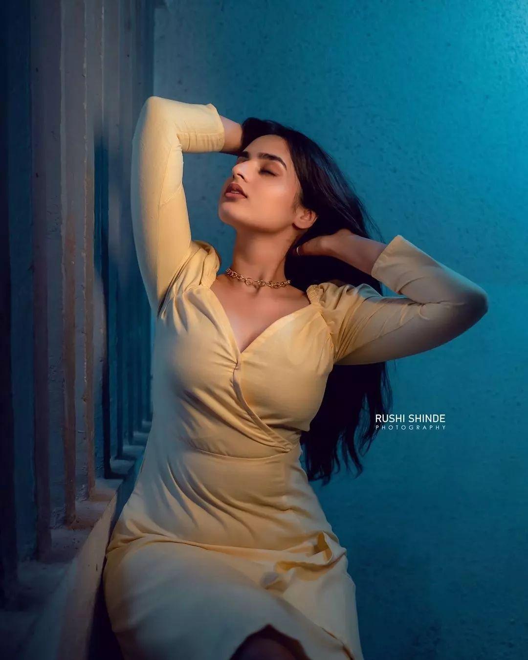 Exposing hot photos gallery | Ayesha Khan beautiful and glamours photos gallery