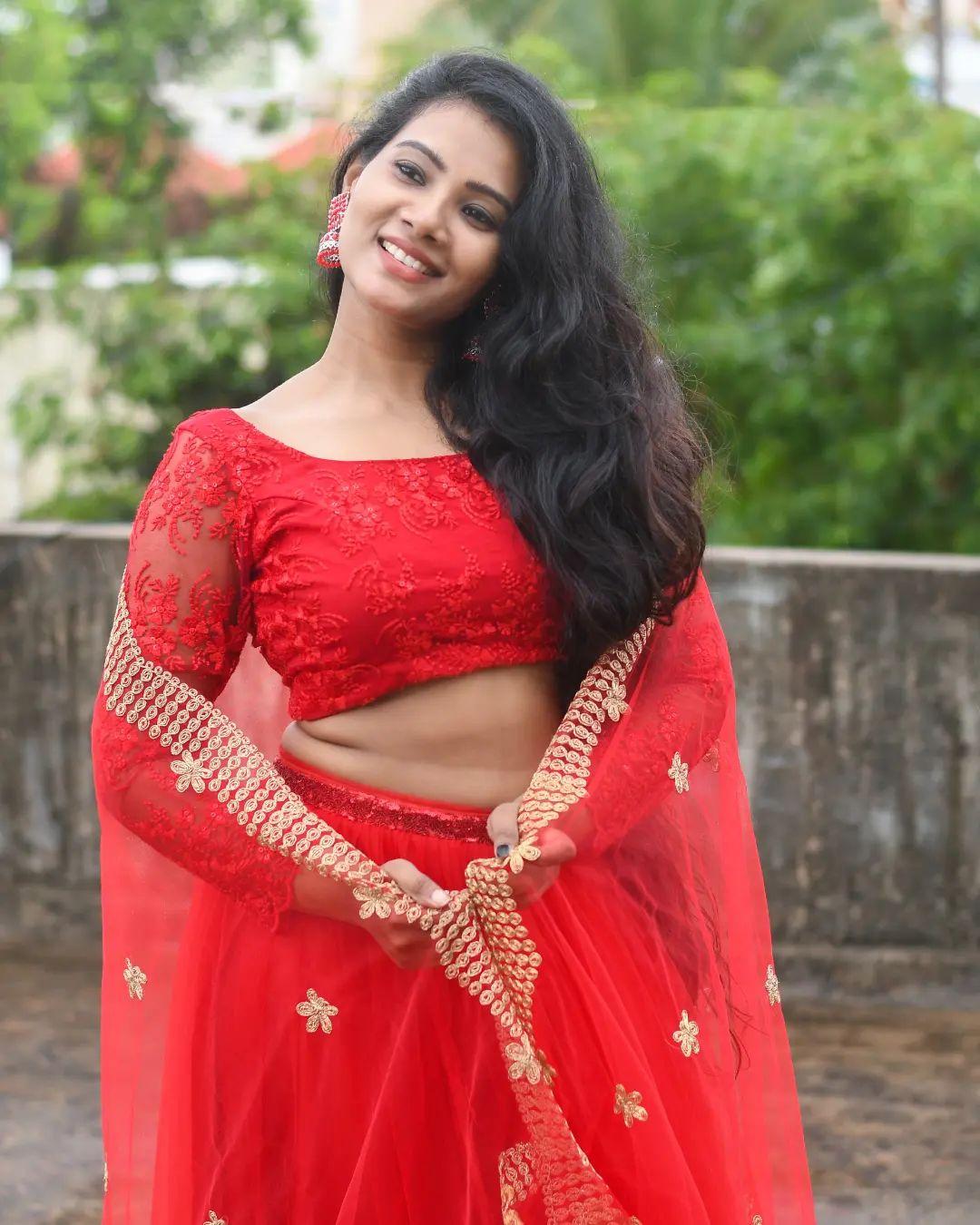 Very attractive and cute stills | Dhivya Dhuraisamy in lehanga hot and sexy photoshoot