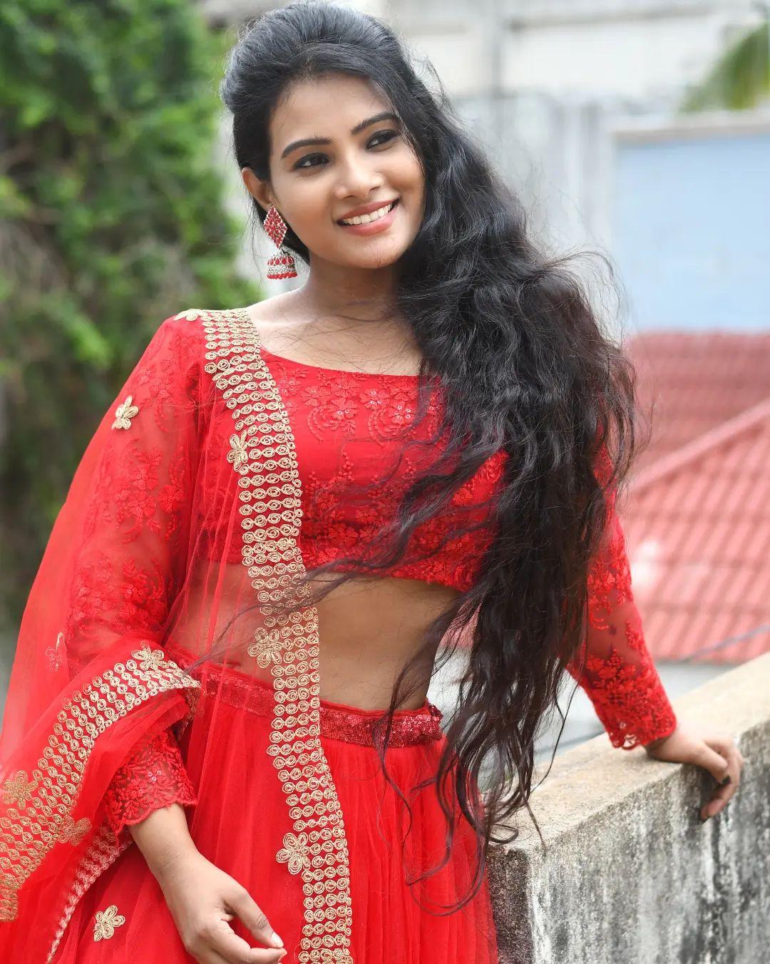 Very glamours and cute stills | Dhivya Dhuraisamy in lehanga hot and sexy photoshoot