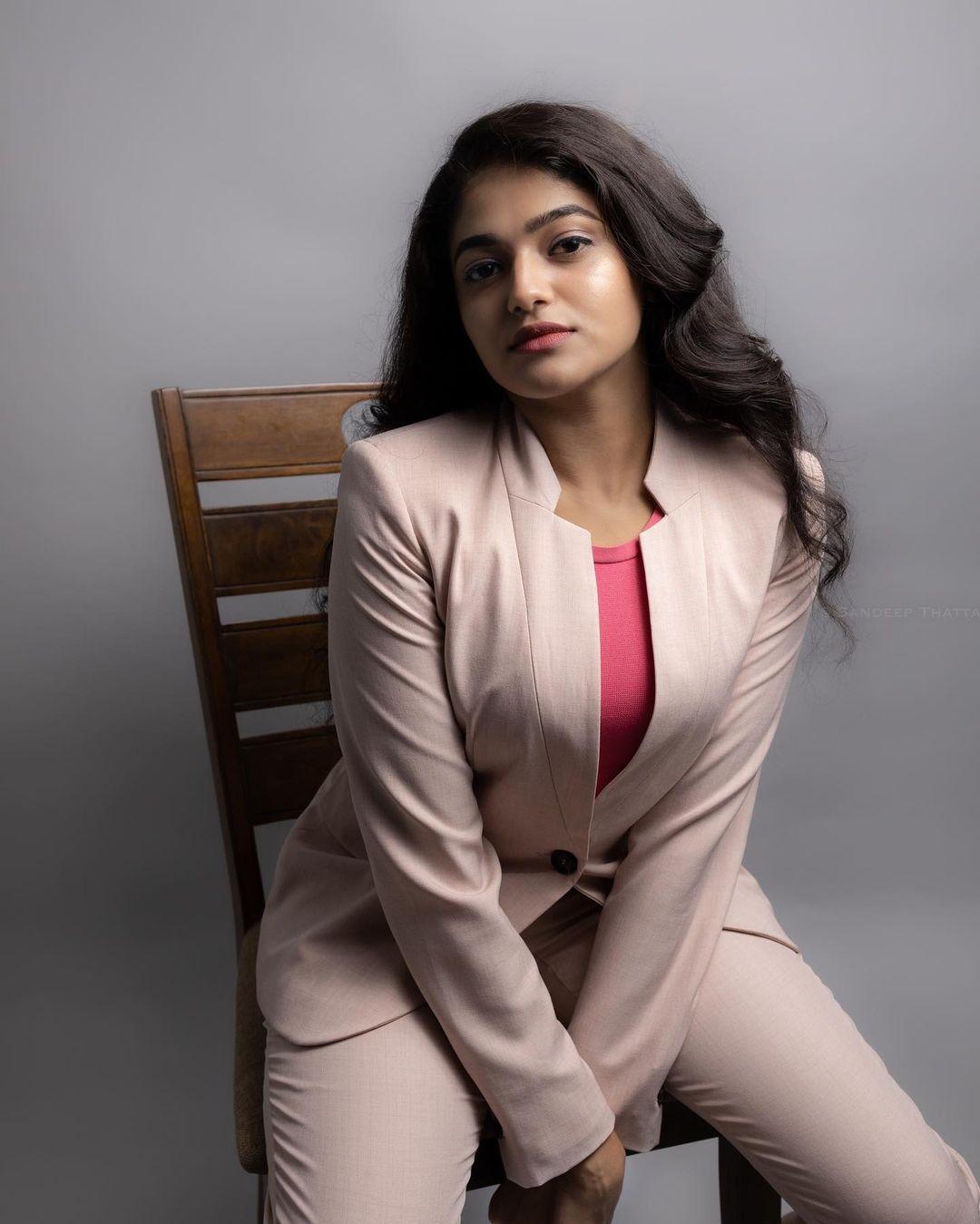 Stylish and glamours picture | Sangeerthana vipin very stylish and glamours photos