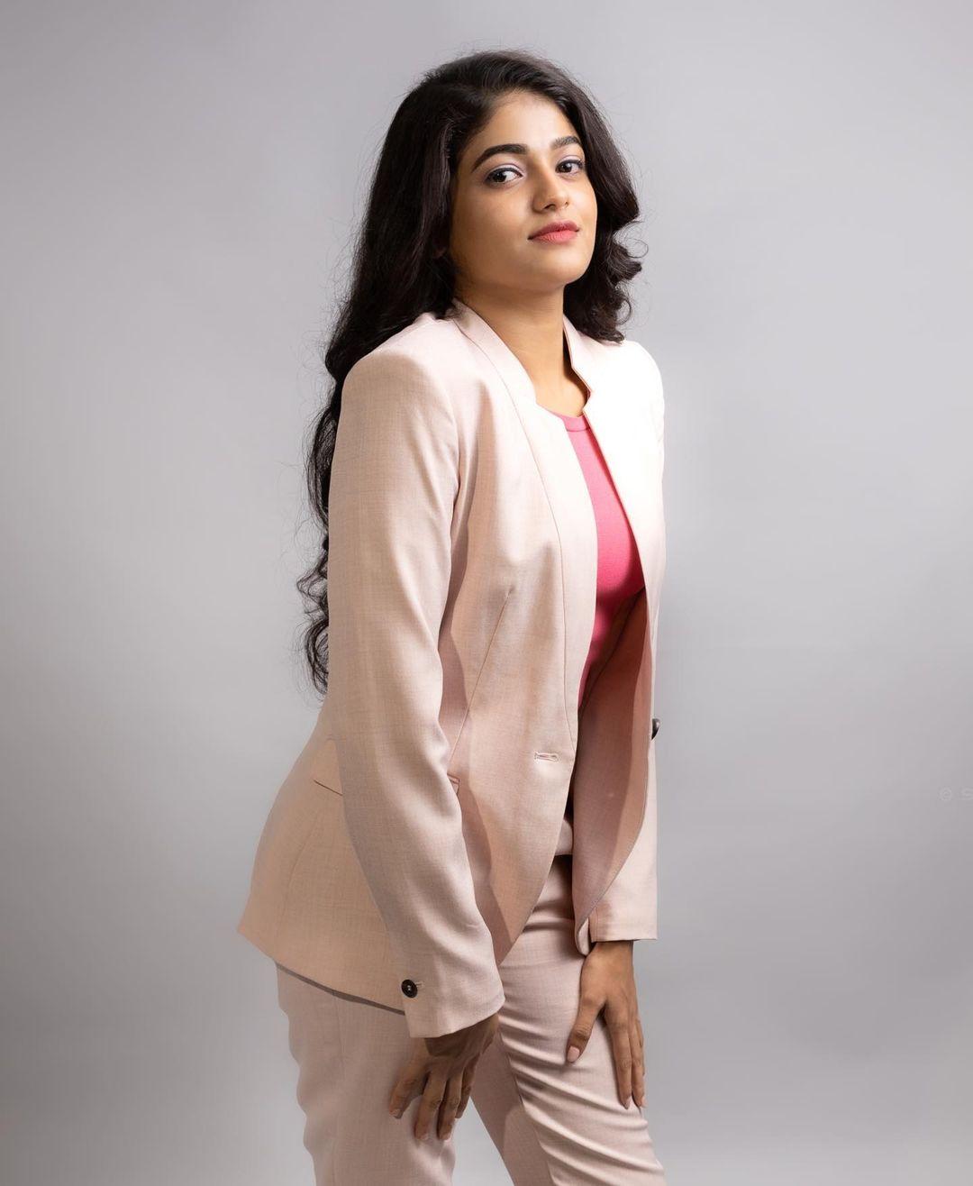 Very glamours and cute stills | Sangeerthana vipin very stylish and glamours photos