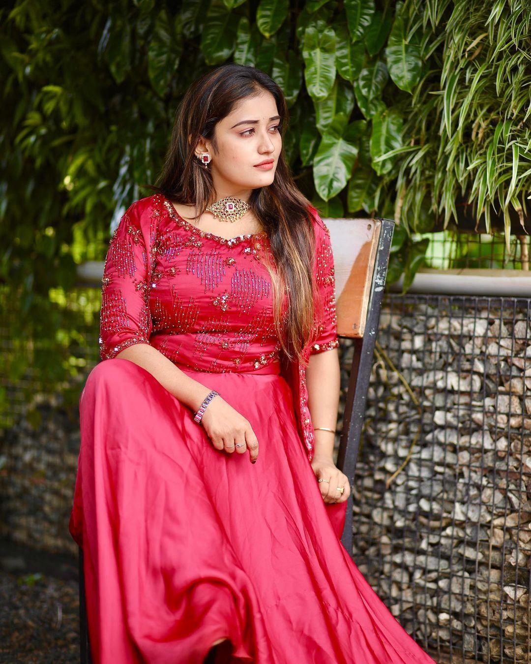 Anumol beautiful and glamours picture