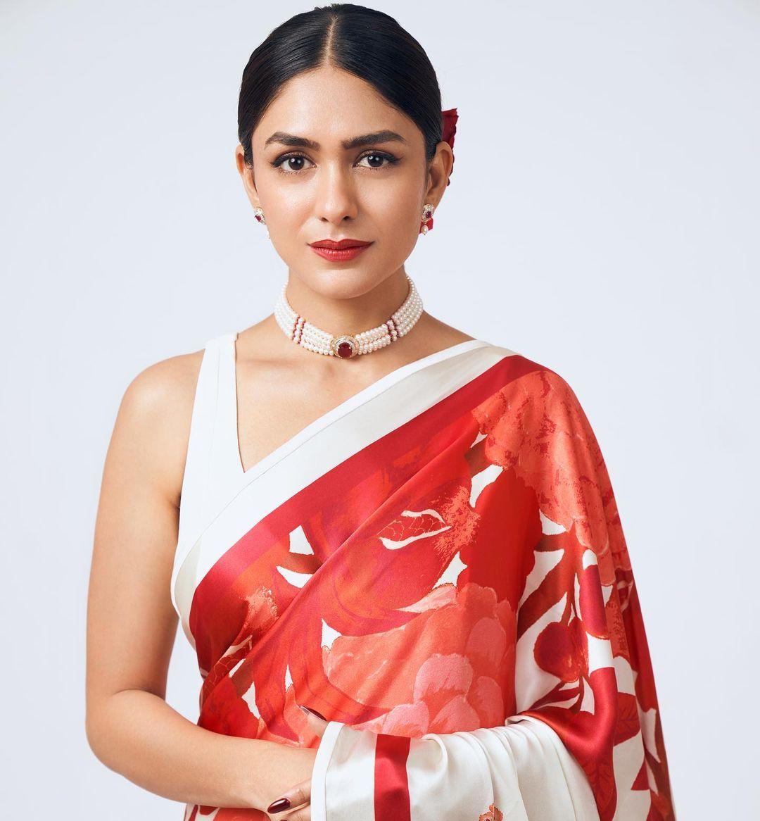Beautiful and glamours photos | Mrunal Thakur in saree very glamours and cute picture