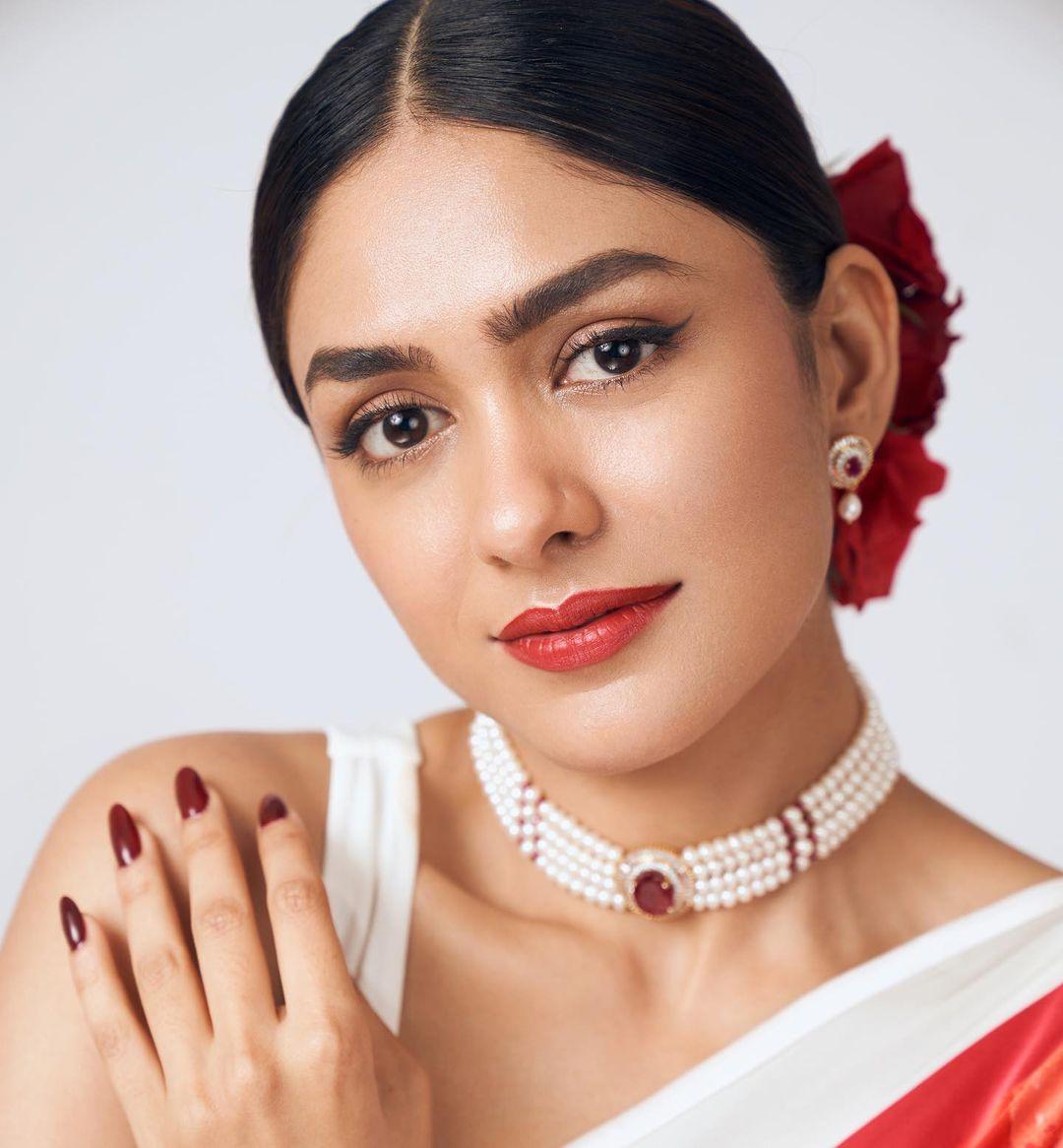 Beautiful and sexy photoshoot | Mrunal Thakur in saree very glamours and cute picture