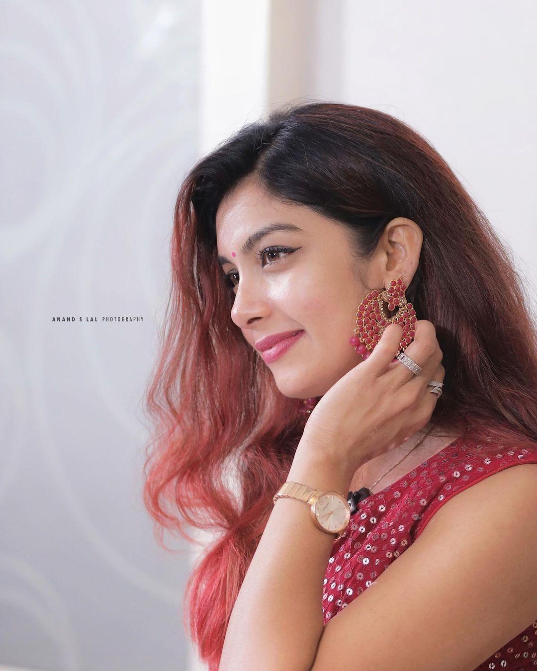 Glamorous and cute stills | Dilsha Prasannan very glamours and cute stills