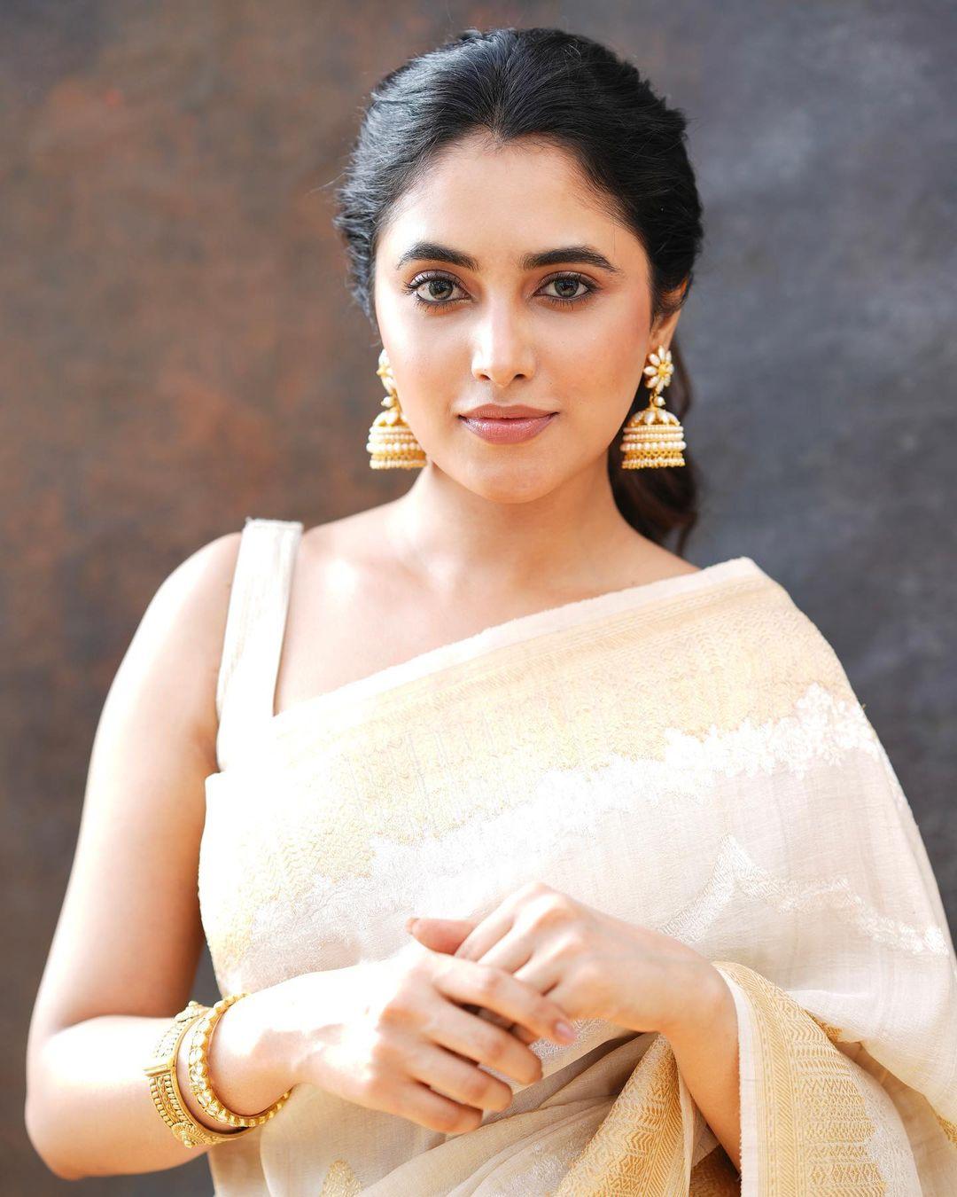 South Indian Actress hot photos | Priyanka Mohan in Kasavu sleeveless blouse hot and sexy photoshoot