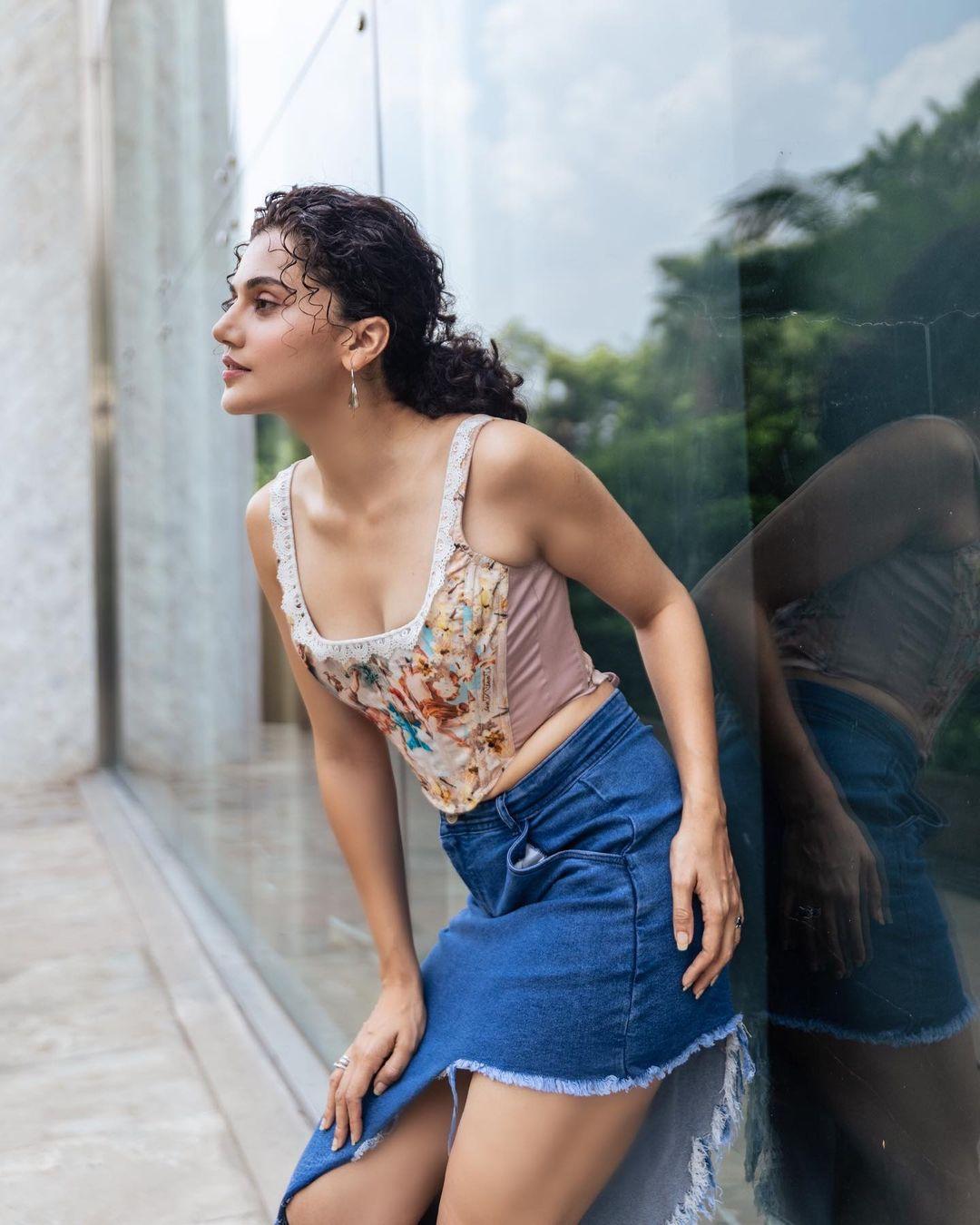 Bollywood actress hot photos | Taapsee Pannu very exclusive hot and spicy stills