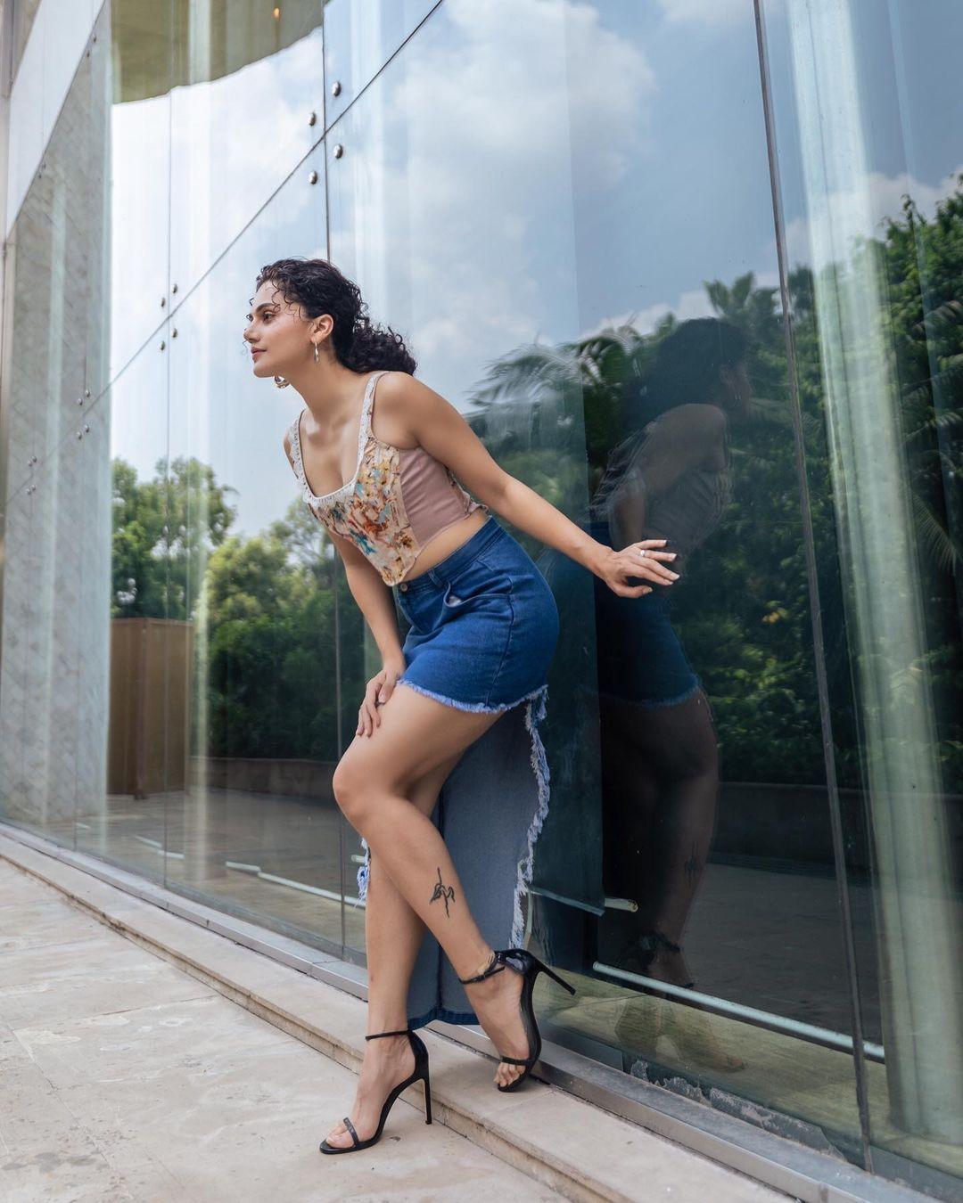 Exposing very hot photos | Taapsee Pannu very exclusive hot and spicy stills