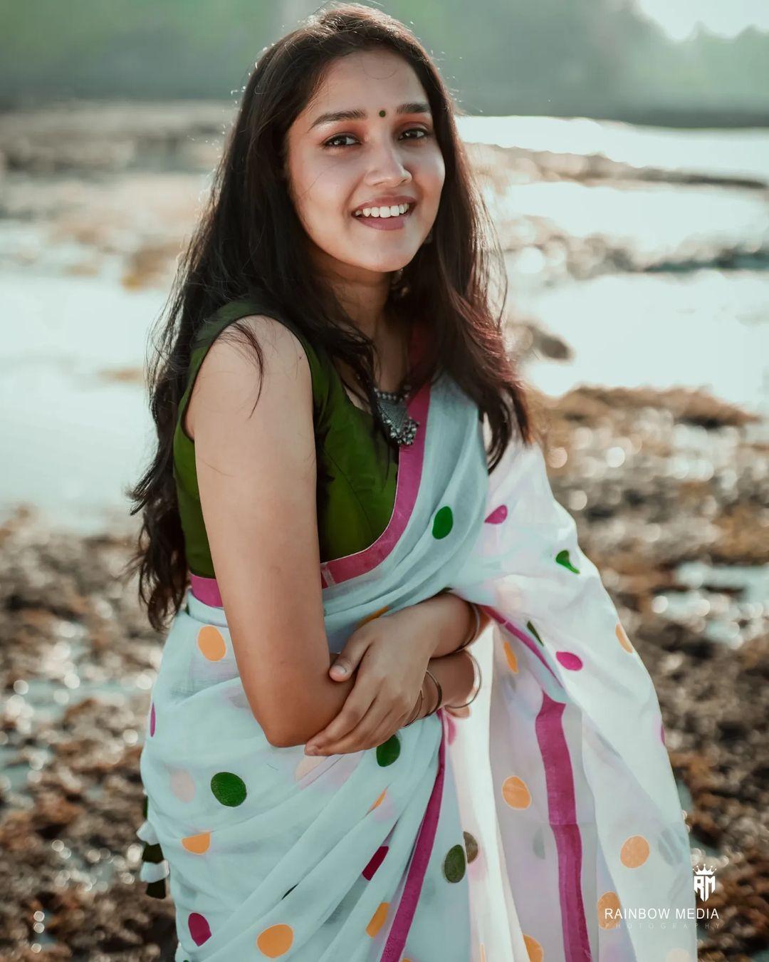 Hot and sexy photoshoot | Anikha Surendran in saree looking very glamours photos