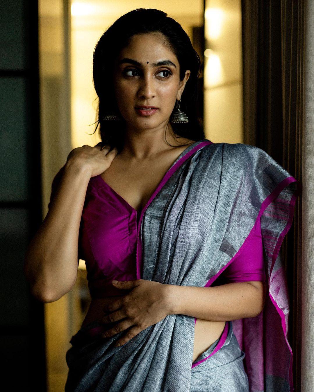 South Indian Actress hot photos | Deepti Sati wearing saree exposing hot photos gallery