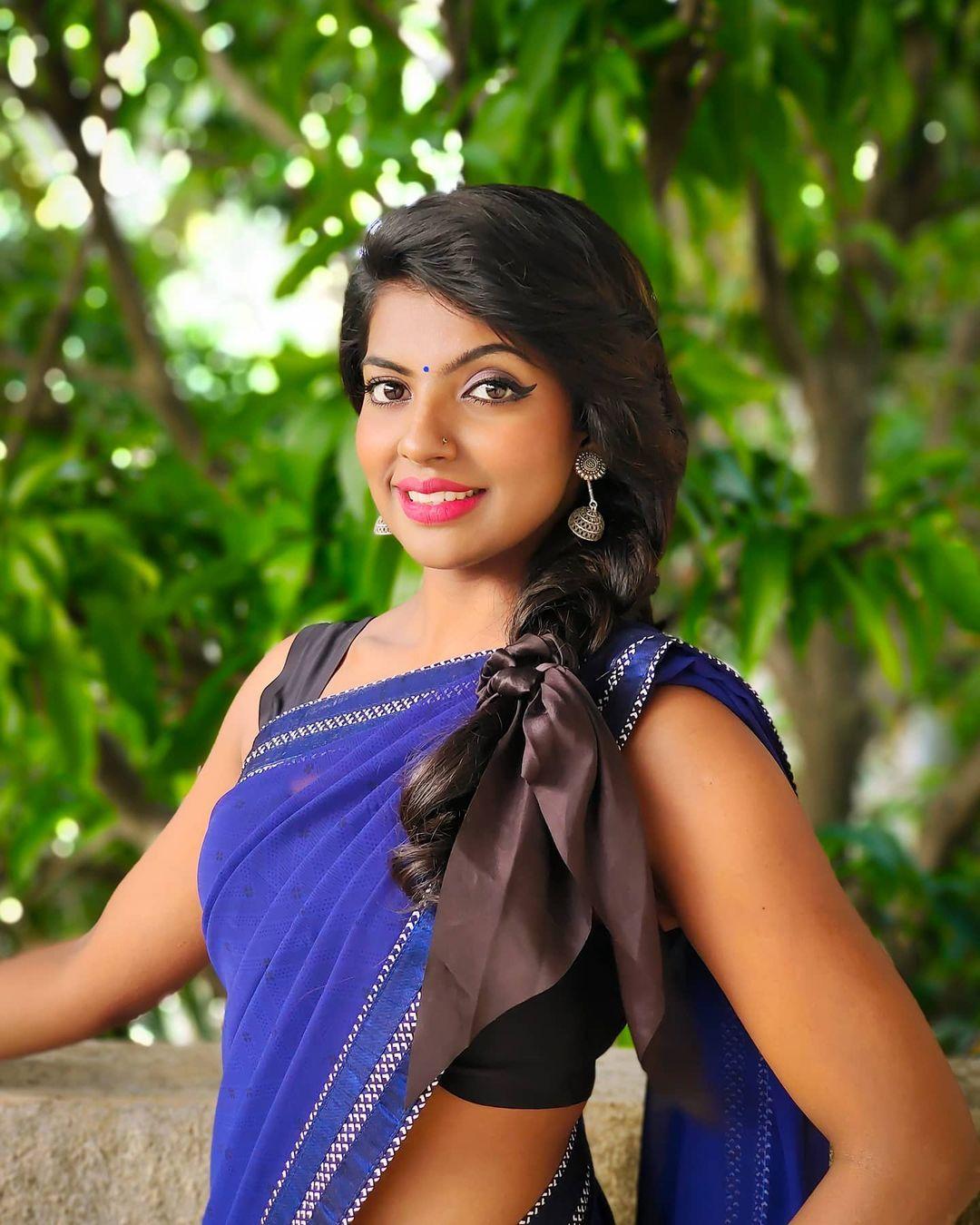Exposing hot photos gallery | Madhuri Pawar in saree showing navel hot photos gallery