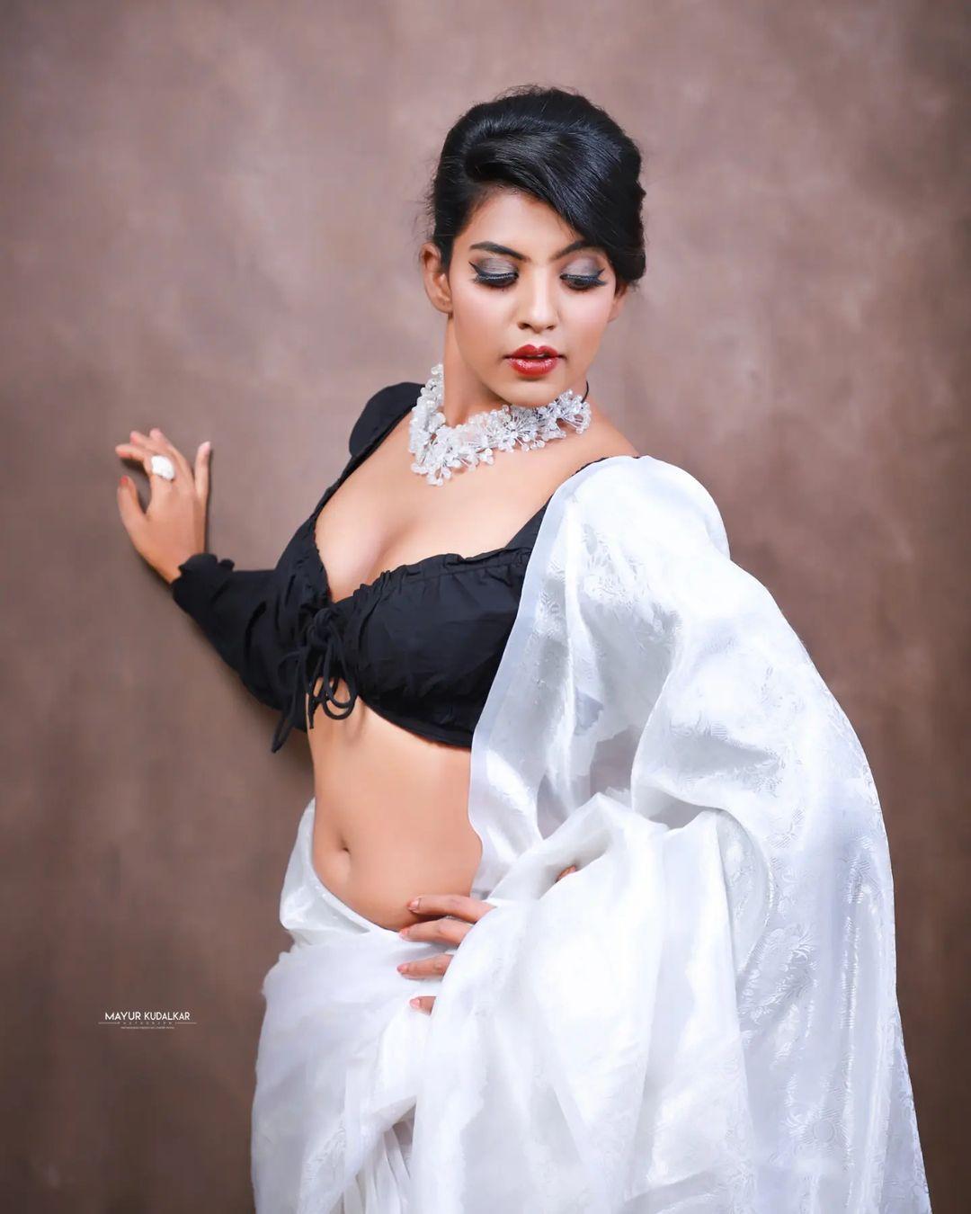 Exposing navel hot photos | Madhuri Pawar exposing very hot and sexy photos in saree