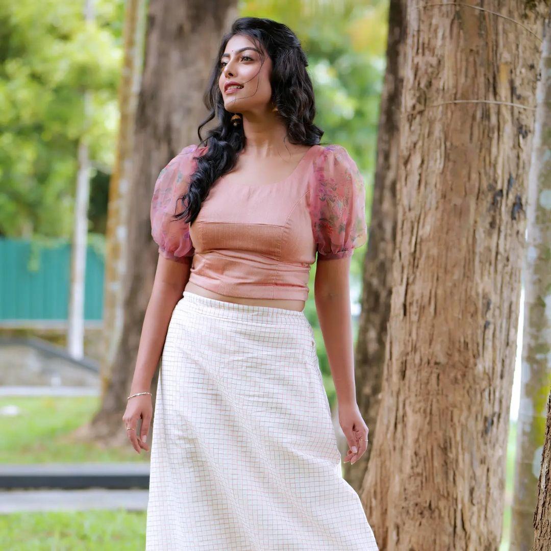 Beautiful and glamours photos |Merin Philip beautiful and glamours photos gallery