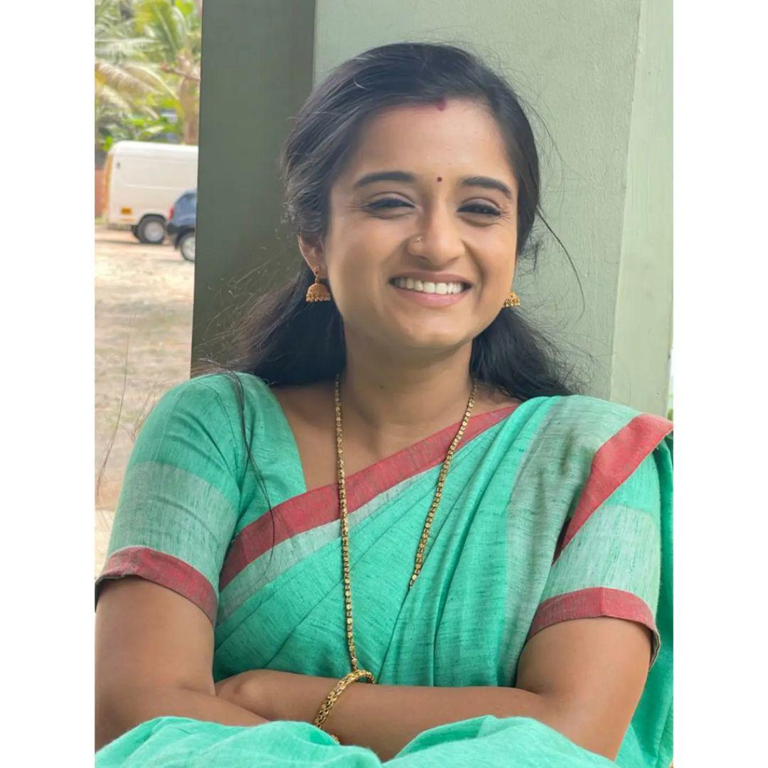 Very glamours and cute stills | Gopika Anil in saree very glamours and cute stills