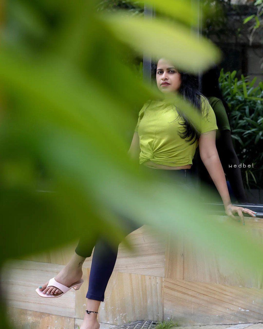 Beautiful and glamours photos | Sadhika Venugopal very glamours and exposing navel hot photos
