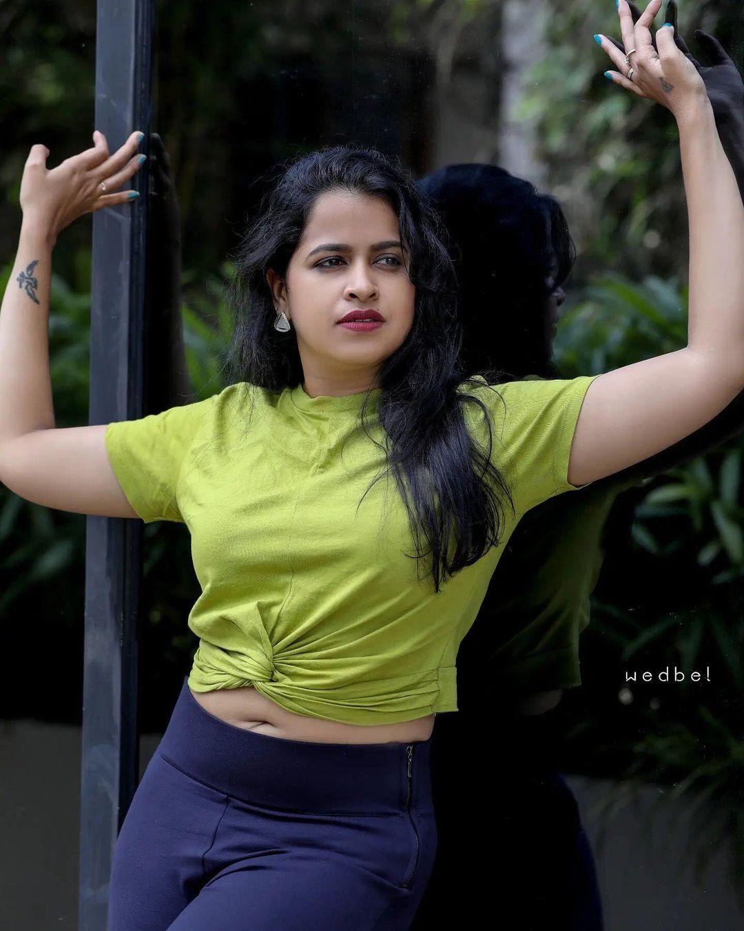 Exclusive hot and sexy photoshoot | Sadhika Venugopal very glamours and exposing navel hot photos