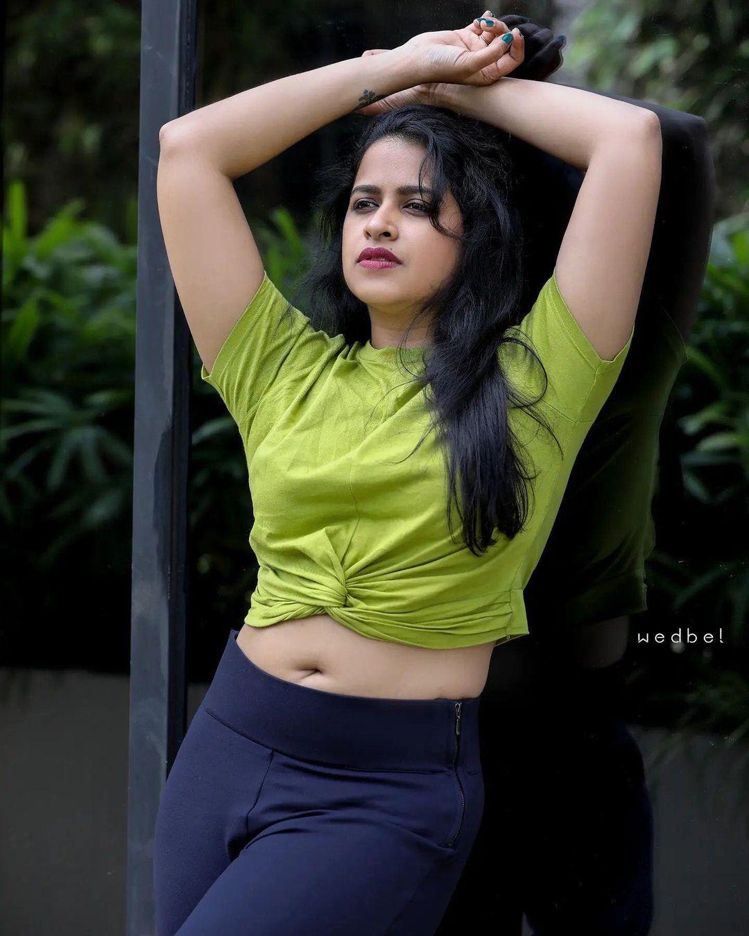 Malayalam Actress hot photos | Sadhika Venugopal very glamours and exposing navel hot photos