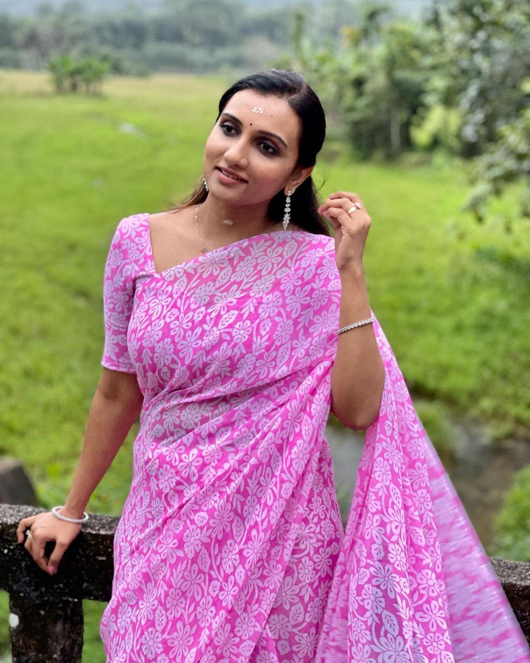 Beautiful and hot photoshoot| Manjari in rose saree very glamours and cute photos