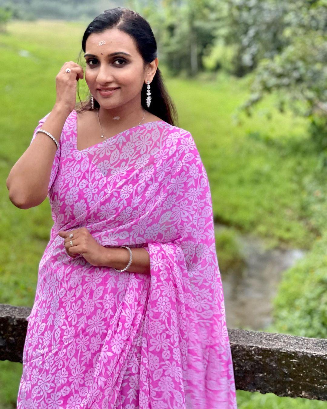 Glamorous and sexy photos| Manjari in rose saree very glamours and cute photos