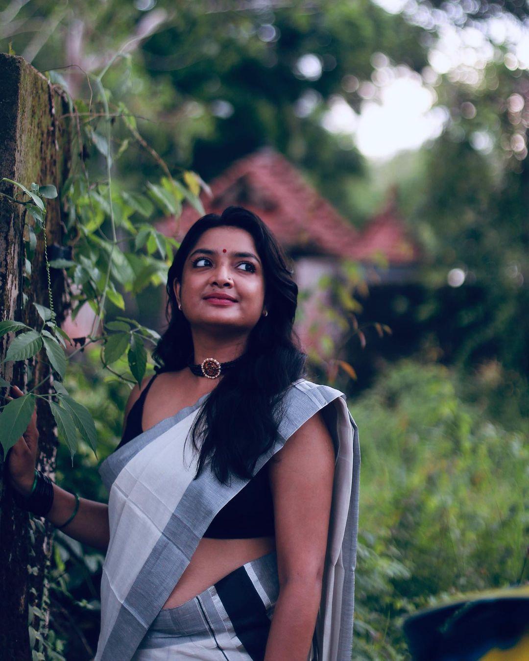 Hot and sexy photoshoot | Nayana Prasad very glamours and cute photos in white saree