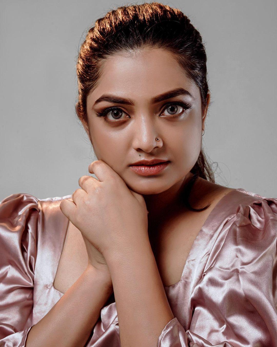 Latest hot and spicy photos | Nayana Prasad exposing very glamours and cute stills