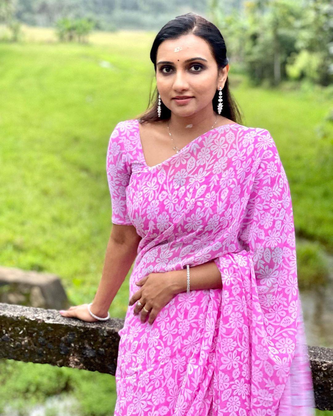 Malayalam Singer hot photos | Manjari in rose saree very glamours and cute photos
