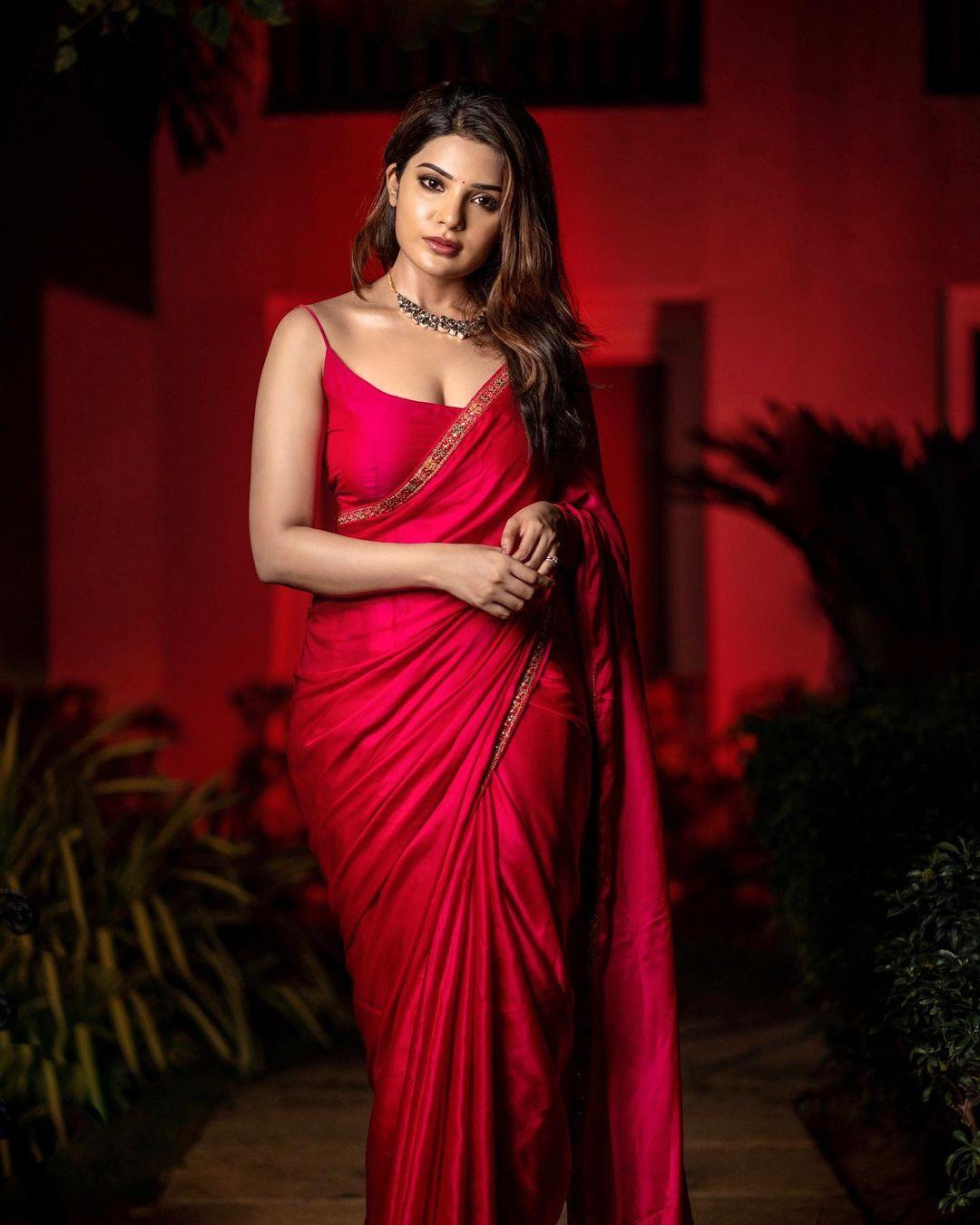 Cleavage hot photos | Aathmika in red saree exposing very glamours photos