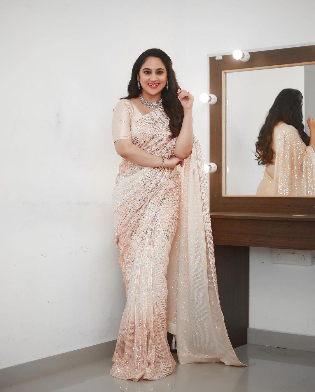 Beautiful and glamours photos | Miya george in white saree glamorous and cute picture
