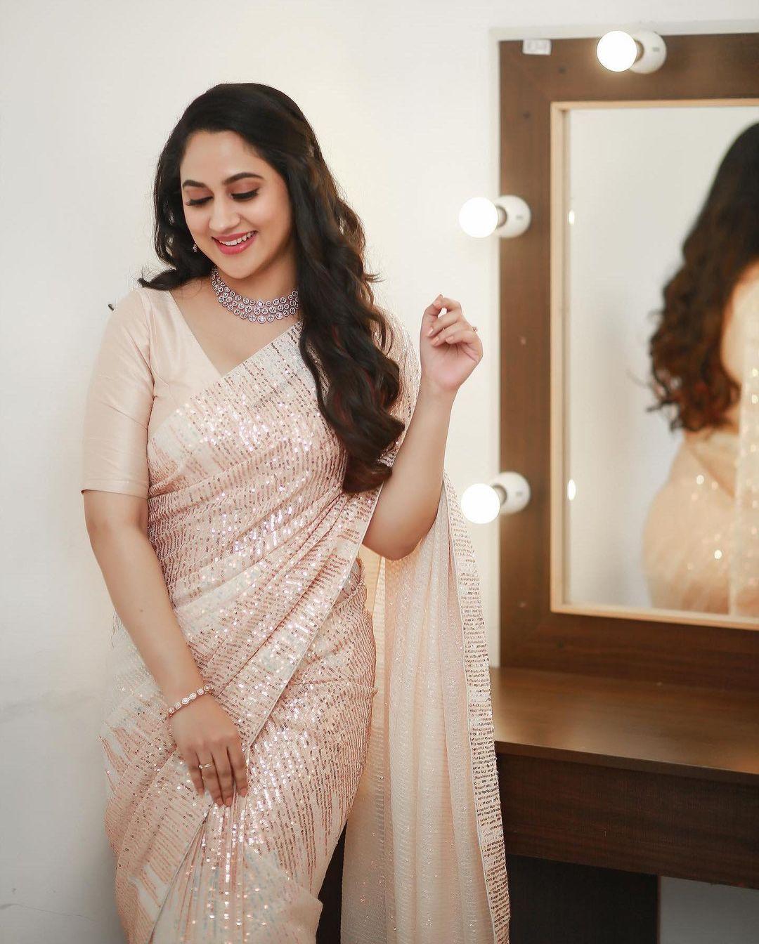 Exclusive very hot photos | Miya george in white saree glamorous and cute picture