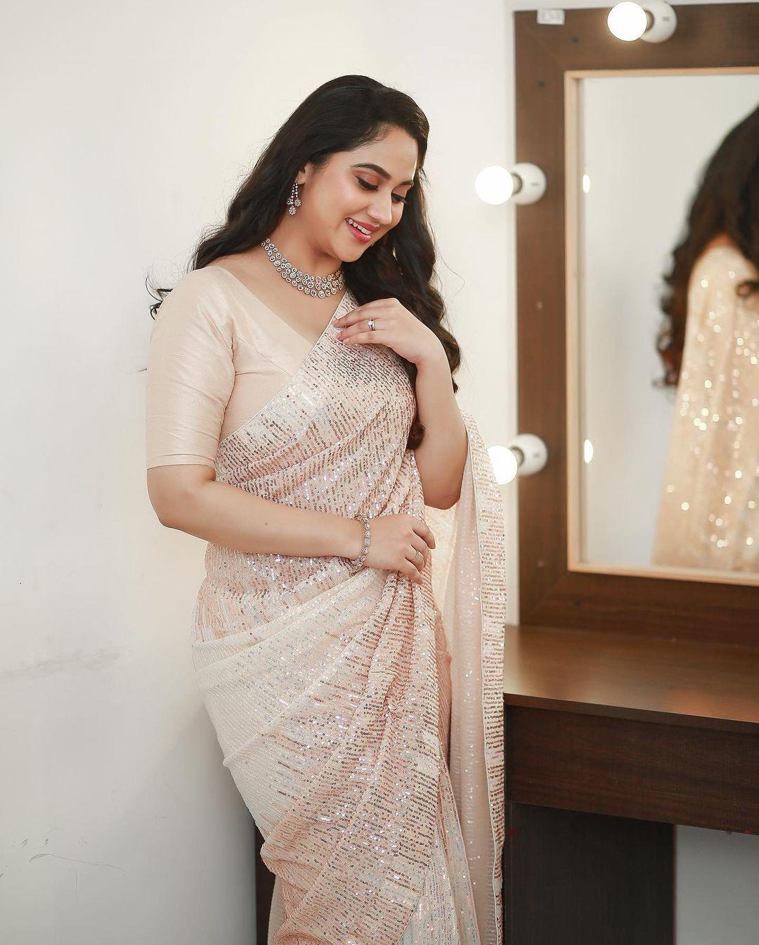 Very glamours and cute stills | Miya george in white saree glamorous and cute picture